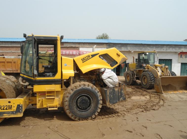 河南山推服務(wù)人員為商丘客戶壓路機(jī)