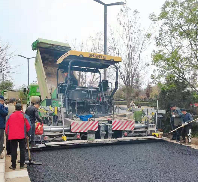 山推道路機(jī)械助力洛陽高鐵大道攤鋪施工中