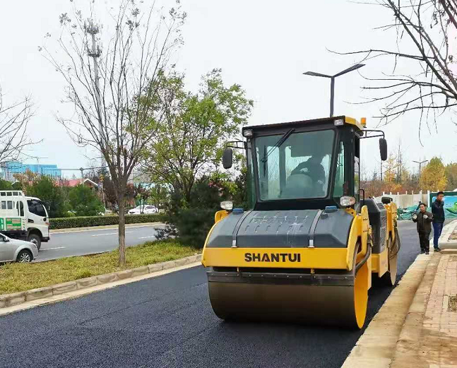 山推道路機(jī)械助力洛陽高鐵大道攤鋪施工中