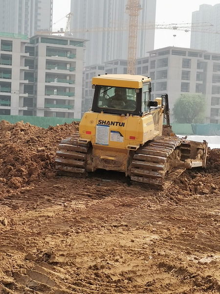 山推推土機(jī)建設(shè)鄭州某大型公園